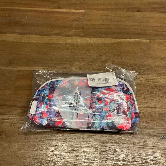 54 - Sold out instore🍋NWT- Everywhere Belt Bag 1L- flower glide multi - Picture 6 of 7